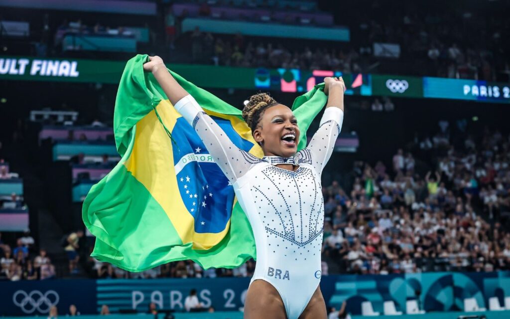 Rebeca Andrade comemora a conquista da medalha de prata no salto. Foto: Wander Roberto/COB