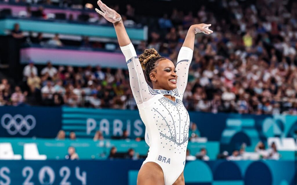 Rebeca Andrade comemora a conquista da medalha de prata no salto. Foto: Wander Roberto/COB