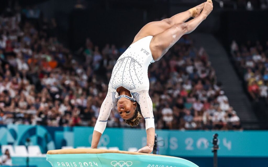 Rebeca Andrade comemora a conquista da medalha de prata no salto. Foto: Wander Roberto/COB