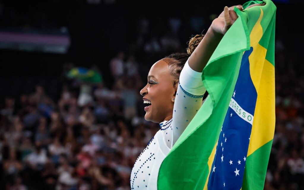 Rebeca Andrade comemora a conquista da medalha de prata no salto. Foto: Wander Roberto/COB