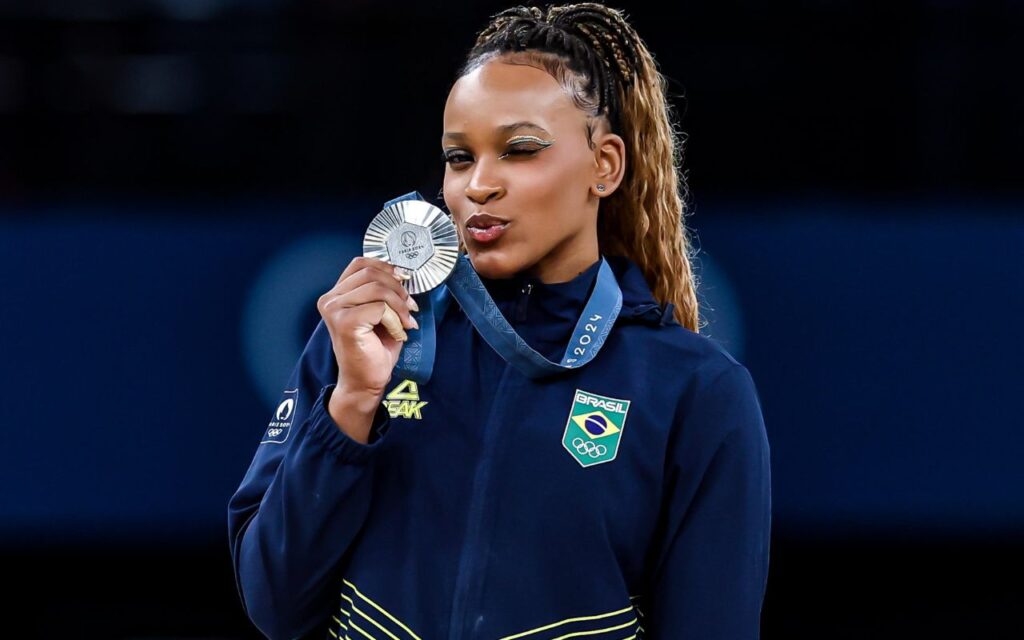 Rebeca Andrade comemora a conquista da medalha de prata no salto. Foto: Wander Roberto/COB