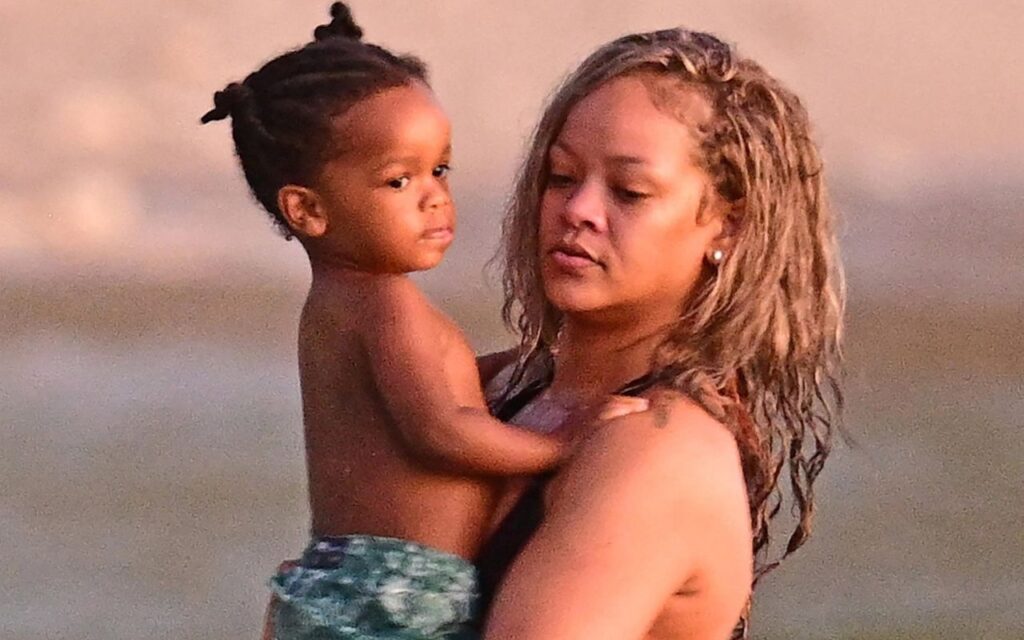 Rihanna curte praia de Barbados com A$AP Rocky e seus filhos