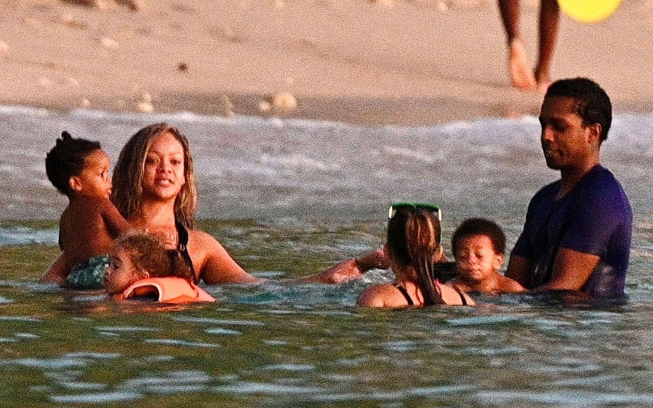 Rihanna curte praia de Barbados com A$AP Rocky e seus filhos