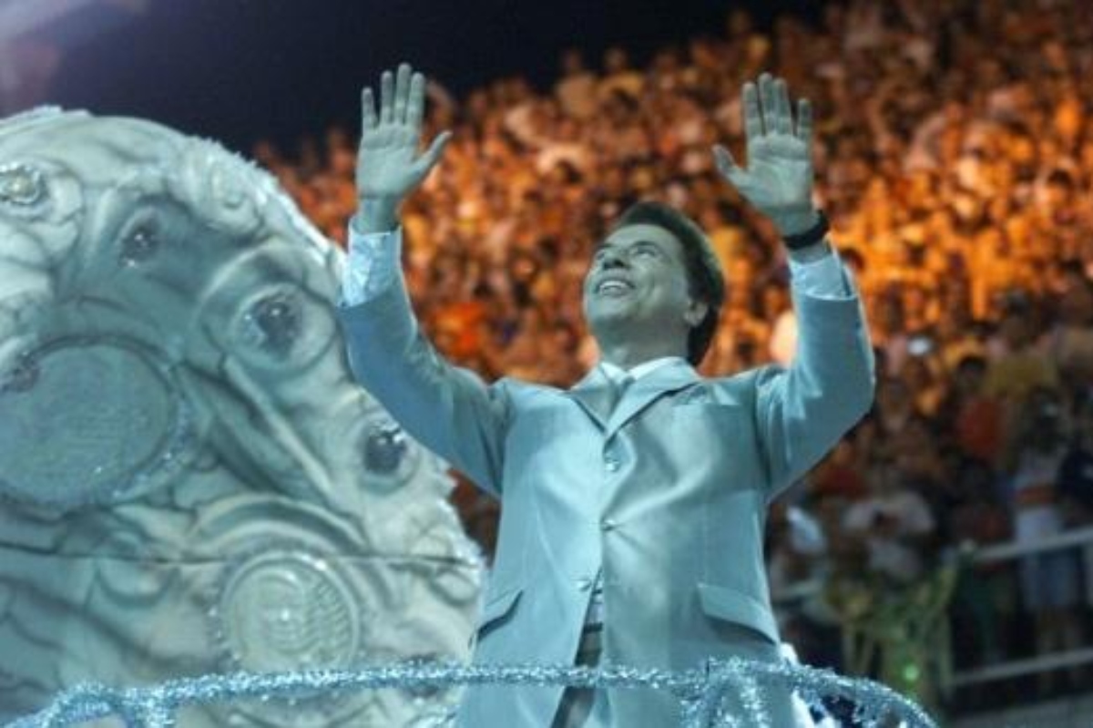 Silvio Santos no desfile da escola de samba Tradição