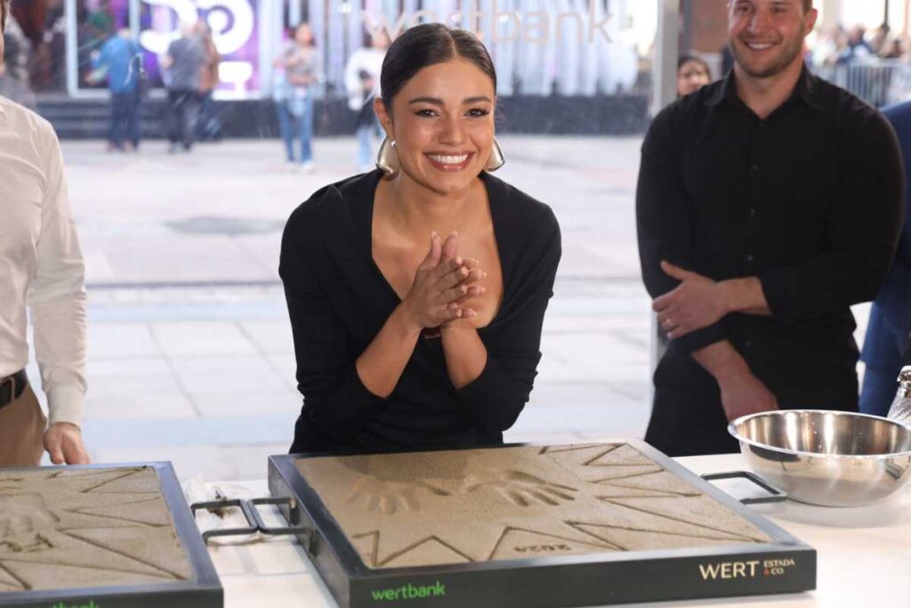 Sophie Charlotte carimbando a mão na calçada da fama no Festival e Gramado