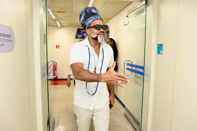 Carlinhos Brown nos estúdios globo