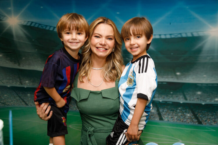 Milena posa com os filhos