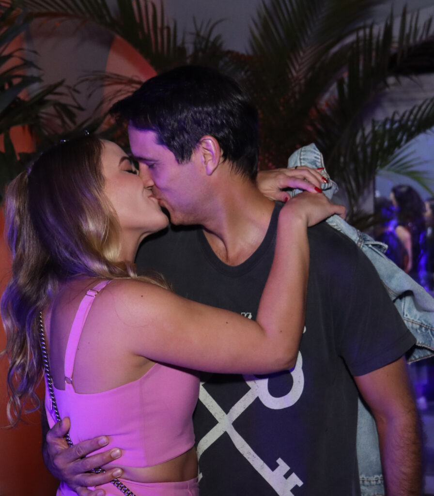 O casal se beija apaixonados