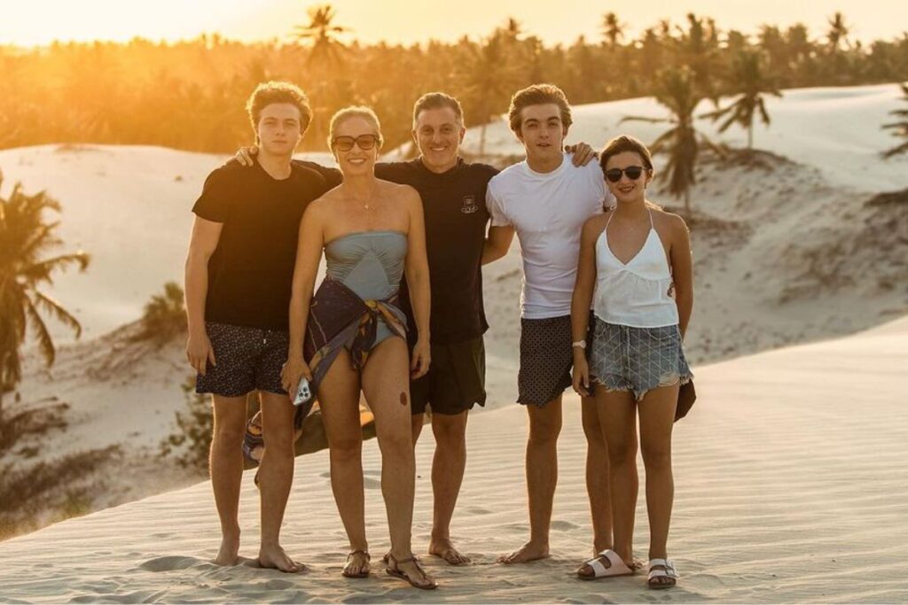 Angélica com Luciano Huck e os filhos