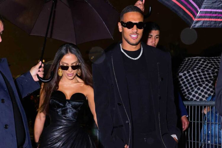 Anitta e affair Vinicius Souza em desfile da Balmain na semana de Moda de Paris