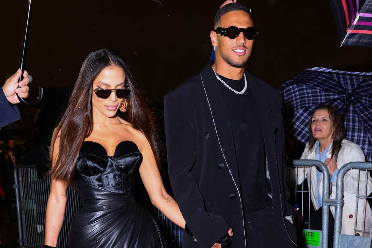 Anitta e affair Vinicius Souza em desfile da Balmain na semana de Moda de Paris