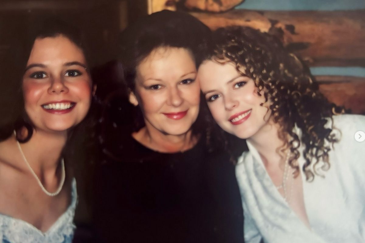 Antonia e Nicole Kidman com a mãe Janelle.