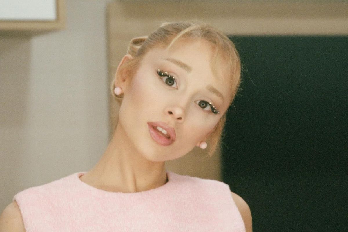 Ariana Grande posa para sua marca de beleza R.e.m Beauty