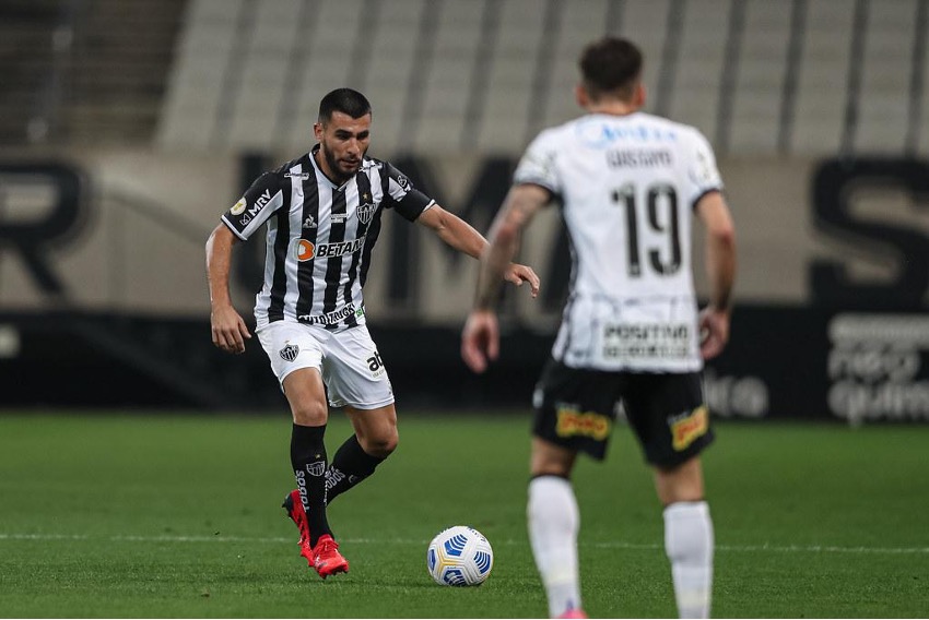 Atlético-MG e Corinthians se enfrentando.