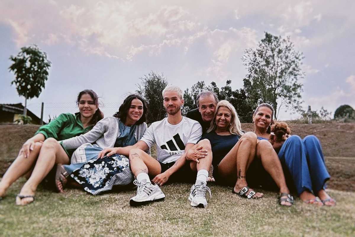 Bruna Marquezine com a família de João Guilherme