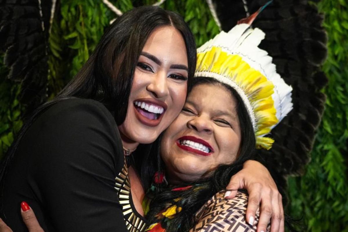 Isabelle Nogueira com a ministra Sônia Guajajara