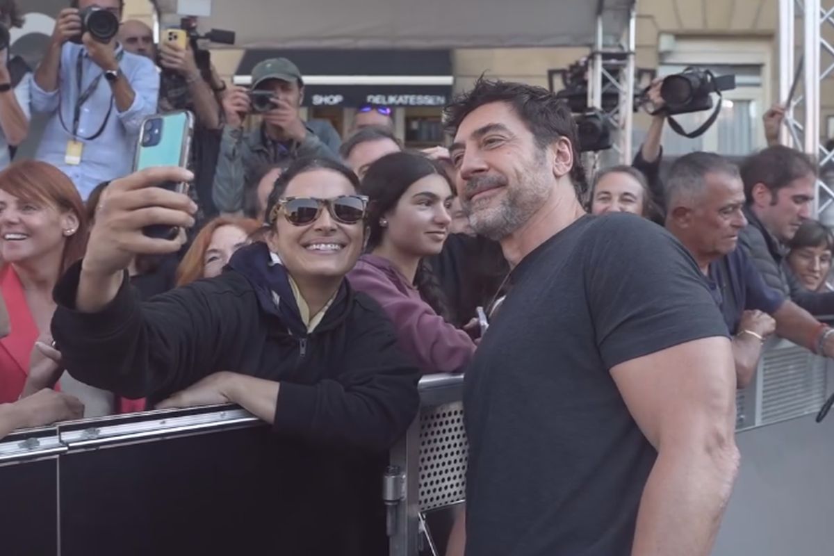 Javier Bardem atendendo os fãs em coletiva de festival