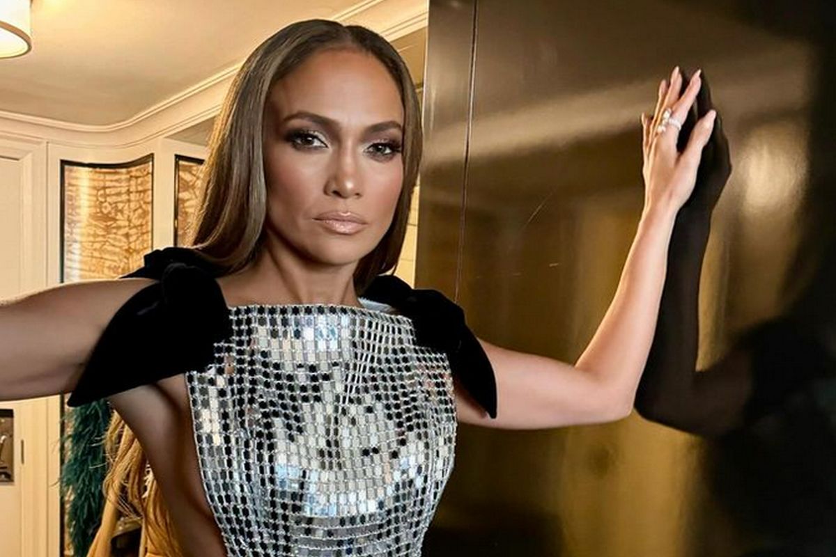 Jennifer Lopez com sexy vestido prateado