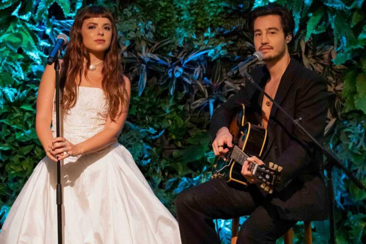 Julia Mestre e Tiago Iorc cantando no resort Albacoa em "Mania de Você"