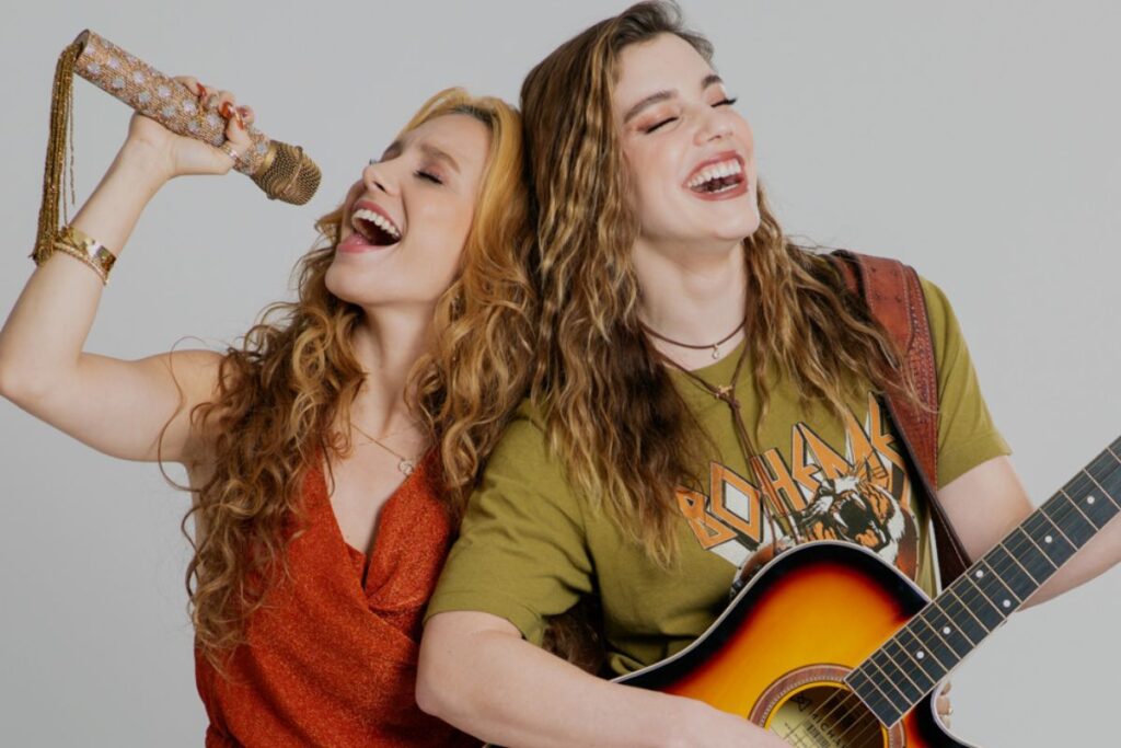 Gláucia (Lorena Comparato) e Raíssa (Alice Wegmann)