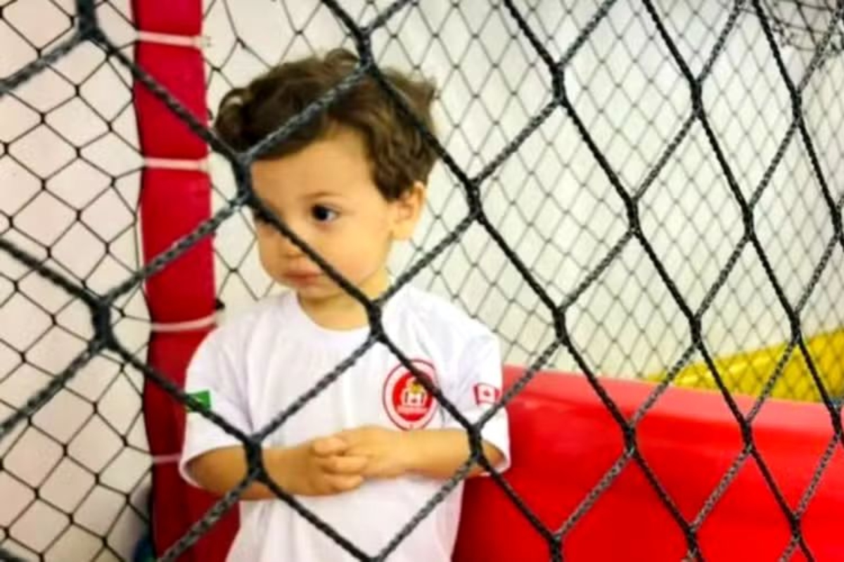 Luca, filho de Cláudia Raia, na escola