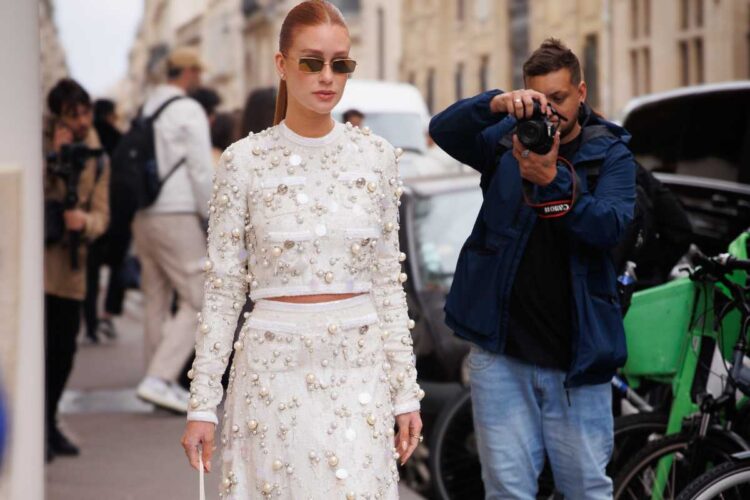 Marina Ruy Barbosa desfilando pela Giambattista Valli na Semana de Moda em Paris