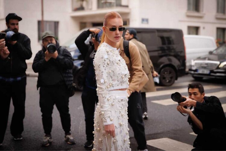 Marina Ruy Barbosa desfilando pela Giambattista Valli na Semana de Moda em Paris