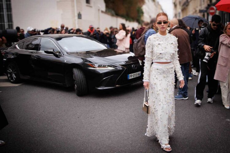 Marina Ruy Barbosa desfilando pela Giambattista Valli na Semana de Moda em Paris