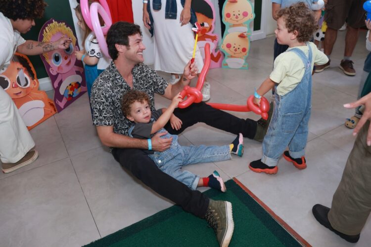 Emilio Dantas e os filhos gêmeos 