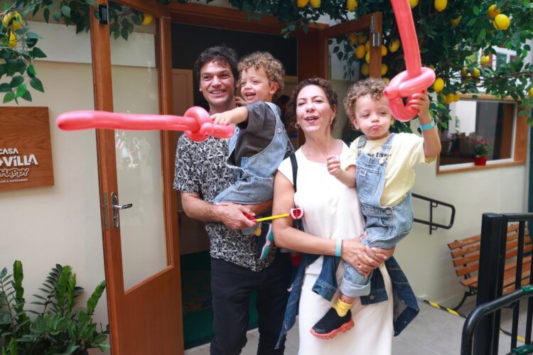 Emilio Dantas, Fabiola Nascimento e os filhos gêmeos 