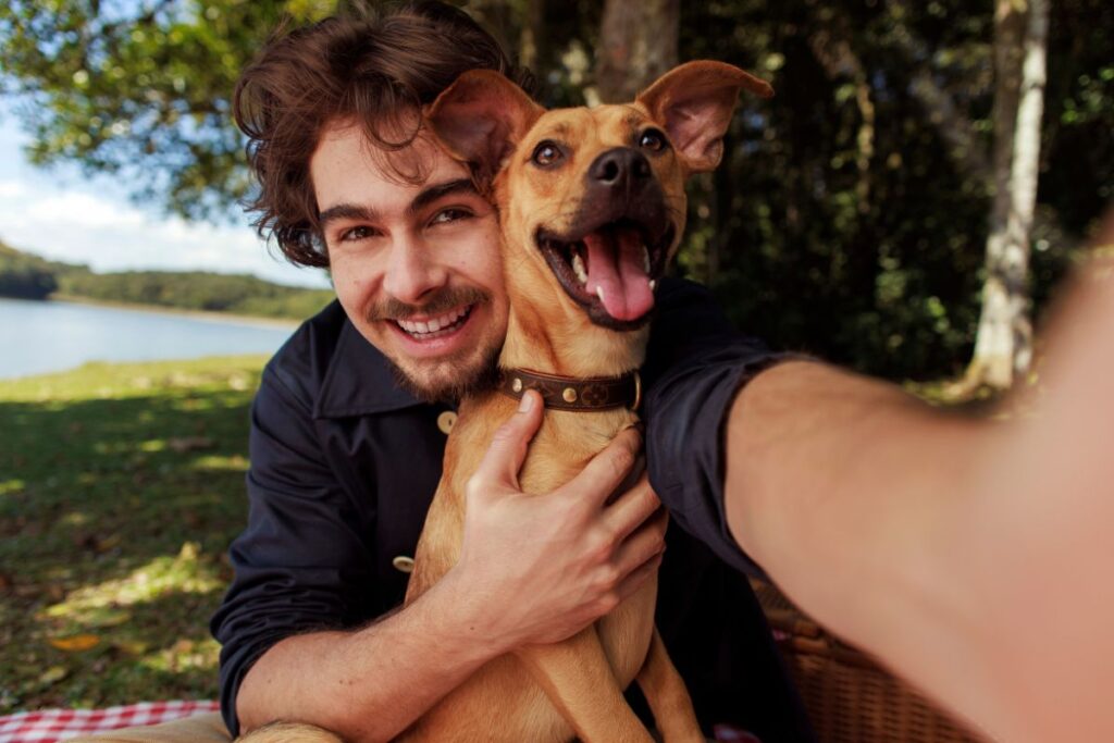 Rafael Vitti e cachorro caramelo