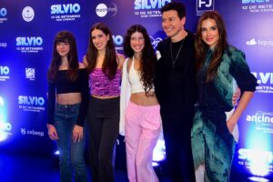 Rodrigo Faro, Vera Viel e filhas no lançamento do filme 