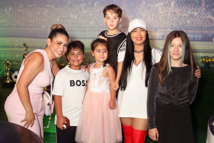 Simone Mendes e Simaria Mendes com os filhos