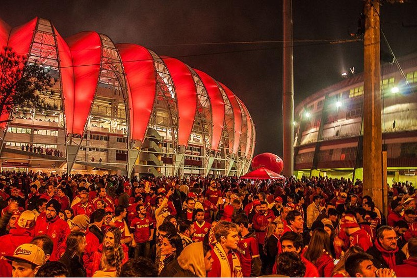 Torcida do Internacional nos arredores do Beira-Rio.