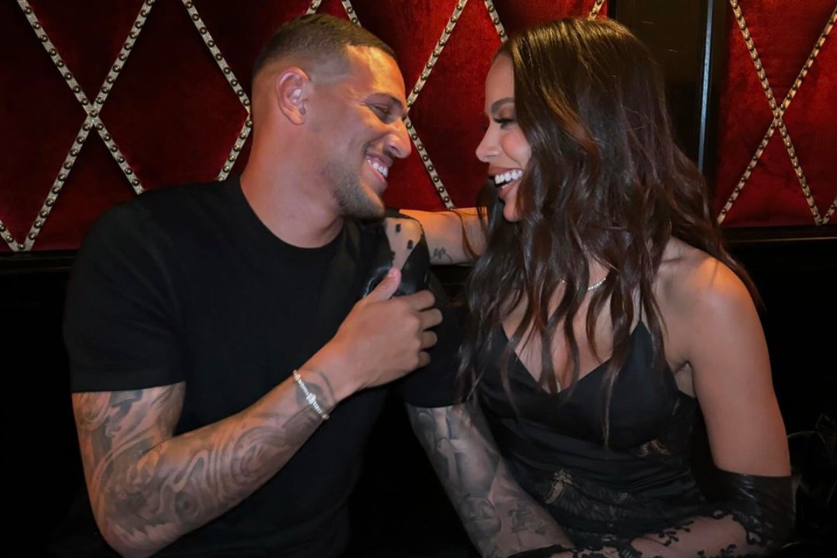 vinicius souza e anitta se admirando