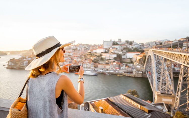 Mulher viajando pelo Porto, em Portugal.