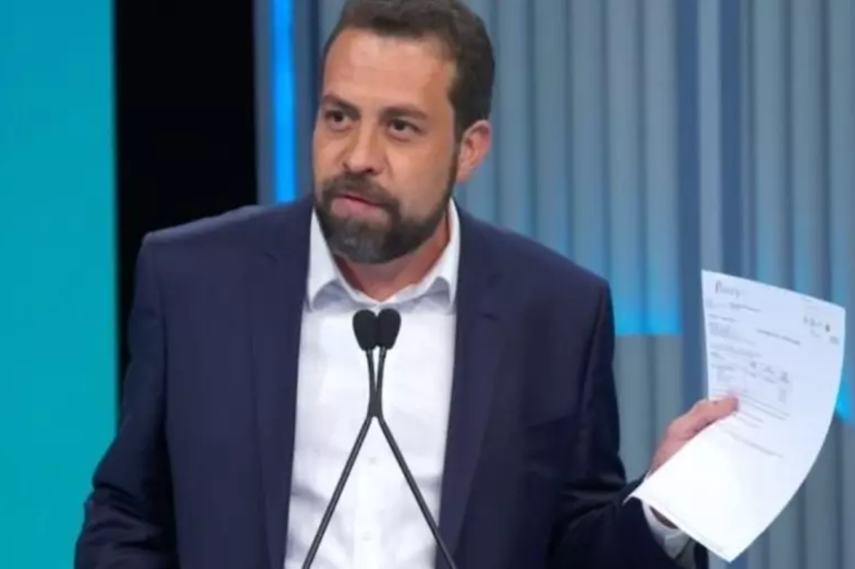 Guilherme Boulos exibe exame toxicológico