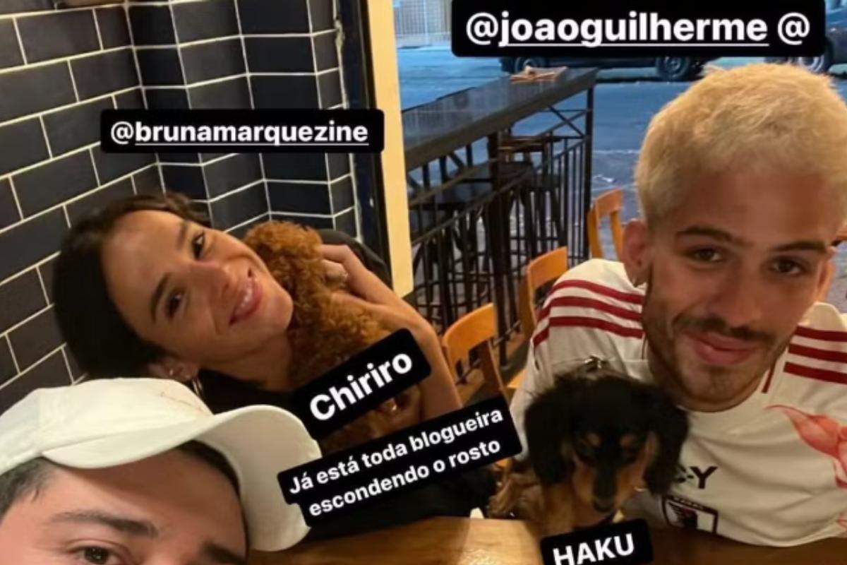 bruna marquezine e joão guilherme mostrando pets