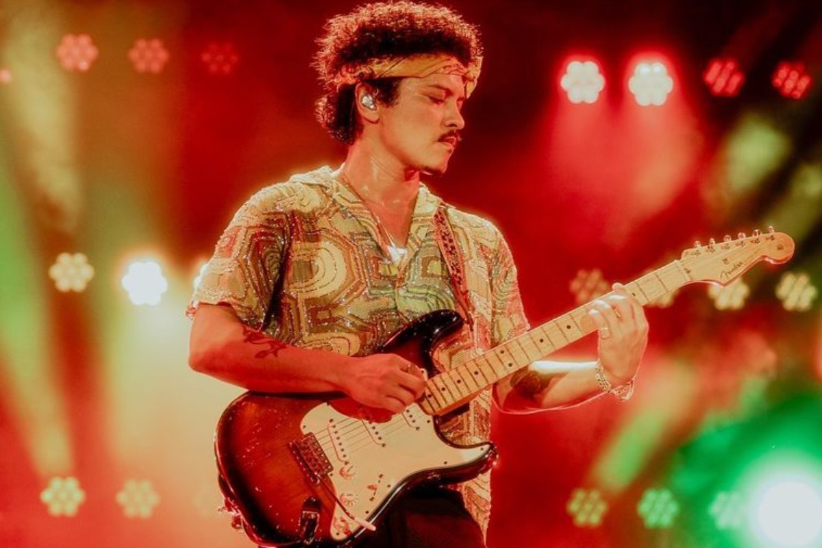 bruno mars tocando guitarra em primeiro show de são paulo