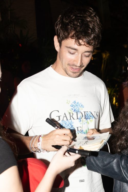 Charles Leclerc dando autógrafo