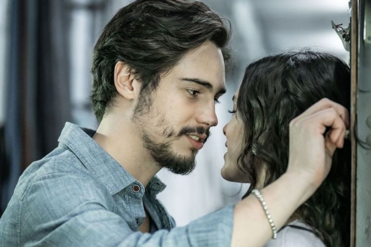 danilo mesquita e bruna marquezine em foto da série do diney+, amor da minha vida