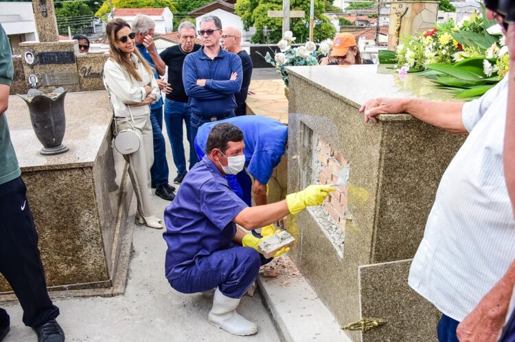 Enterro de Cid Moreira, em Taubaté