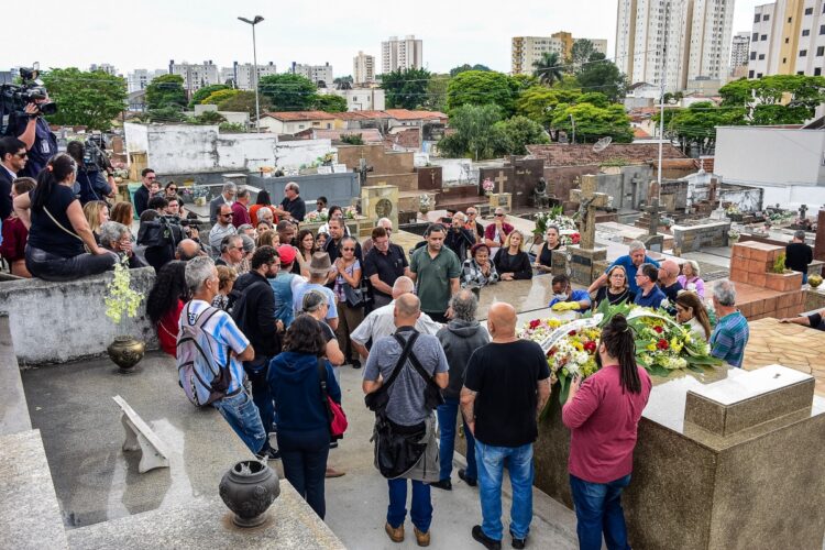 Enterro de Cid Moreira, em Taubaté