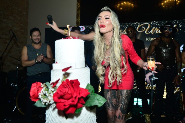 Andressa Urach soprando vela do bolo