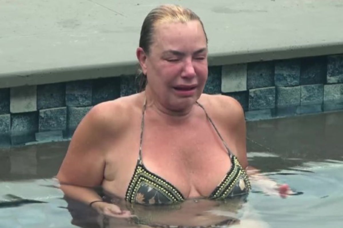 Flor chorando na piscina