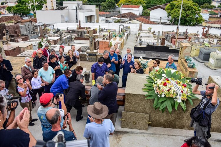 Enterro de Cid Moreira, em Taubaté