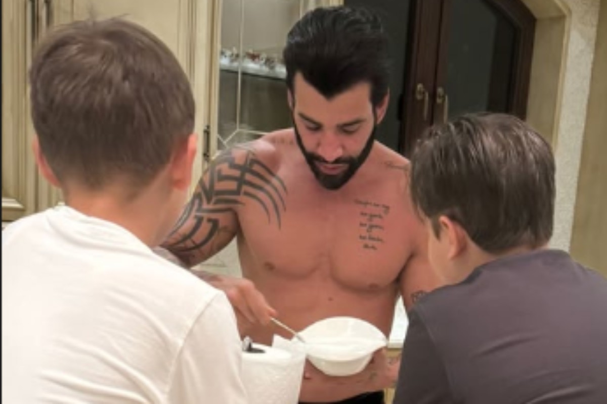 gusttavo lima cozinhando com os filhos