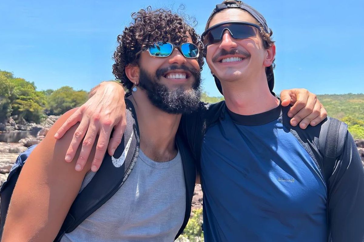 johnny massaro e namorado posando abraçados juntos