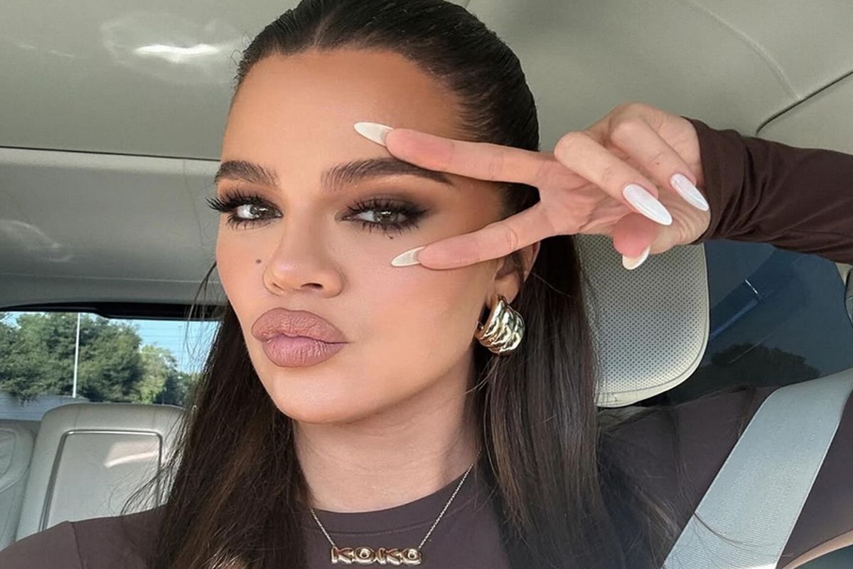 Khloe Kardashian fazendo selfie no carro