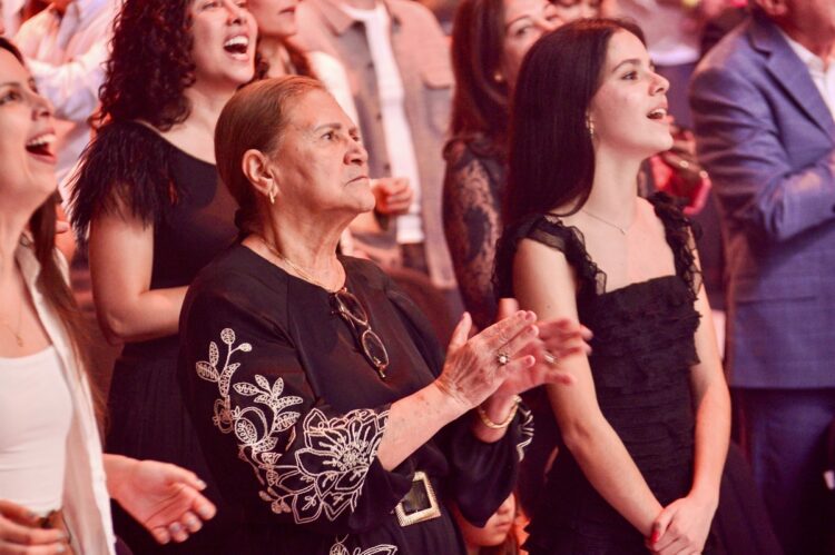 D. Helena no show gospel de Luciano